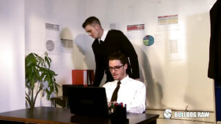 年轻的Aj Alexander和Johny Cruz穿着制服，被大屌猛操屁眼