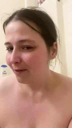 Een hete brunette MILF krijgt twee nieuwe speelgoed .