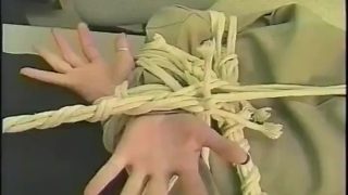 警察扮演者被绑住，球被塞住