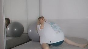Alla inflates an 18 inch balloon under a T-shirt and makes a B2P balloon!!!