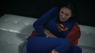 Cosplayer di Supergirl perde in battaglia e viene scopata come punizione