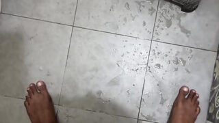 Unbeschnittene Stiefschwester beim Masturbieren in Höschen erwischt wird von geilem indischen Amateur anal gefickt.