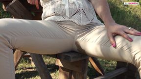 When walking I piss in my trousers outdoor