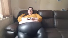 SSBBW GAMER GIRL IN LEATHER PANTS BELLY PLAY FAT CHAT SURPRISE ENDING