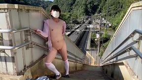 デニムミニスカニーハイの女装子まゆちゃんがどこかの無人駅で全裸露出を楽しんでいる