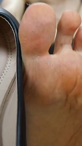 Smell My Feet After Long Hours in Ballet Flats Shoes Ita