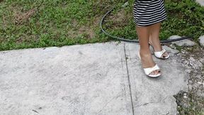 Kendall scratching her feet due to severe itchiness (5)