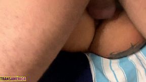 morena tatuada e muito gostosa deixa novinho de pau grande e grosso enfiar tudo no seu cuzinho depois de mamar ate se engasgar