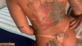 morena tatuada e muito gostosa deixa novinho de pau grande e grosso enfiar tudo no seu cuzinho depois de mamar ate se engasgar