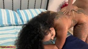 morena tatuada e muito gostosa deixa novinho de pau grande e grosso enfiar tudo no seu cuzinho depois de mamar ate se engasgar