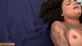 morena tatuada e muito gostosa deixa novinho de pau grande e grosso enfiar tudo no seu cuzinho depois de mamar ate se engasgar