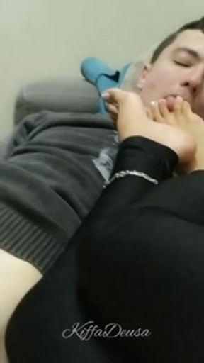 Cuckold paid for alpha date but only gets foot slaps and foot worship - Foot worship - Footjob