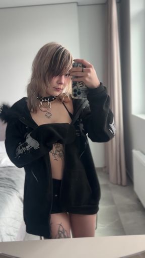 Teen onlyfan shows off her tits