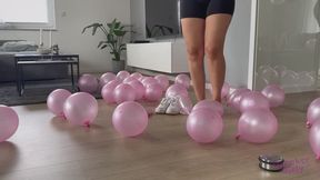 Sneaker-Girl Mia Moon - Popping 30 Balloons