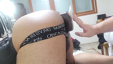 El vecino ayudando con dildo