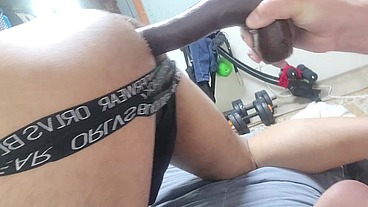 El vecino ayudando con dildo