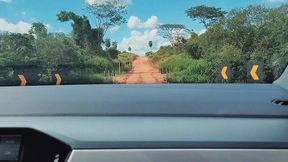 marido leva a hotwife ruiva numa estrada de terra e goza na boca dela.