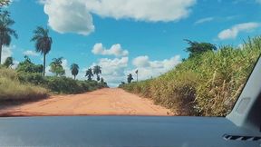 marido leva a hotwife ruiva numa estrada de terra e goza na boca dela.