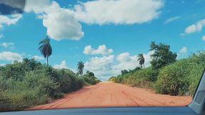 marido leva a hotwife ruiva numa estrada de terra e goza na boca dela.