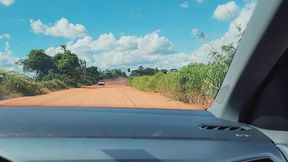 marido leva a hotwife ruiva numa estrada de terra e goza na boca dela.