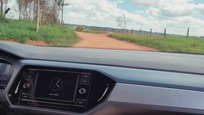 marido leva a hotwife ruiva numa estrada de terra e goza na boca dela.
