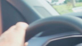 marido leva a hotwife ruiva numa estrada de terra e goza na boca dela.