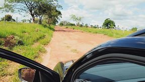 marido leva a hotwife ruiva numa estrada de terra e goza na boca dela.