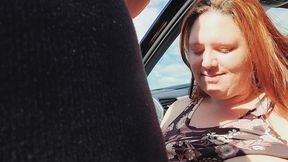 marido leva a hotwife ruiva numa estrada de terra e goza na boca dela.