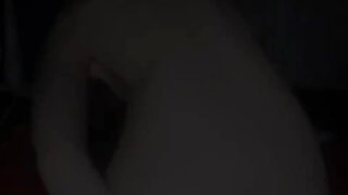 O adolescentă amatoră tatuată își fute propriul fund cu un vibrator vibrant