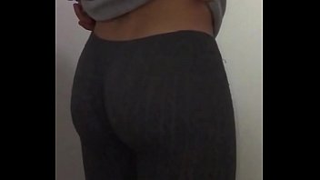 ass shaking in leggings / slow motion