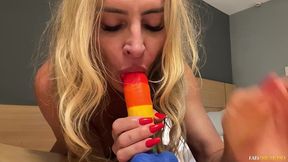 buceta molhada e cuzinho piscando - milf de latex se aquece antes da noitada