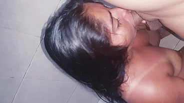 En el baño del hostal con mi amigo mientras mi amiga se fue al mercado