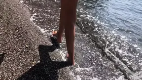 sexy exhibitionist meisje naakt en wankt op het strand