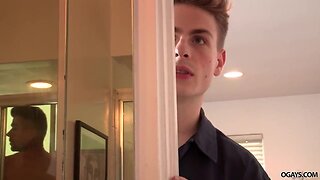 Muscly hunk fucks the repair man