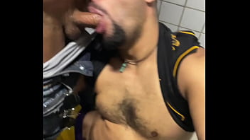 Gangue de machos em um sexo gay no banheiro p&uacute_blico, mais de DEZ homens.