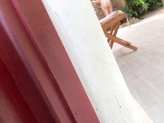 Mis vecinas cachondas se están duchando en el patio. Debo ir allí para verlo de cerca