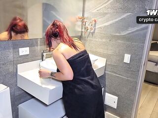 Mi hermanastro entra en mi habitación y me folla duro hasta dejarme el culo lleno de su leche