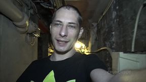 un beau mec tatoue et barbu baise son pote gay