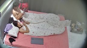 民宿酒店 每次看都覺得小美女好漂亮 開燈更明顯 晚上又跟男友做了一場 十分精彩 男友還手機錄像2