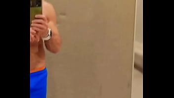 Horny in the gym bathroom after training. Tes&atilde_o no banheiro da academia depois do treino