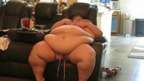 Ssbbw Lucki Lexxi Rubs her big belly for