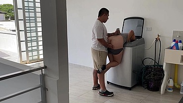 MI CUÑADA QUEDA ATRAPADA EN LA LAVADORA Y ME DA UNA MAMADA CON SEXO DE PIE A CAMBIO DE LA AYUDA