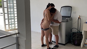 MI CUÑADA QUEDA ATRAPADA EN LA LAVADORA Y ME DA UNA MAMADA CON SEXO DE PIE A CAMBIO DE LA AYUDA