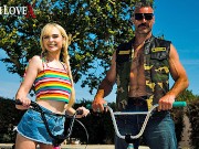 TOUGHLOVEX Third wheel with blonde spinner Lilly Bell