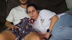 a stepsister e seduzida pelo stepbrother enquanto assistem o jogo