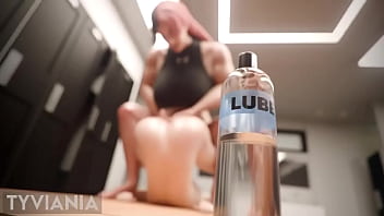 Mujer musculosa acorrala a femboy en el gimnasio.