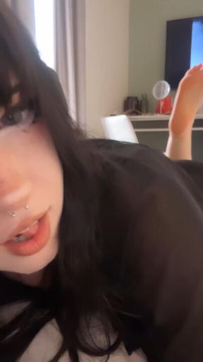 Need someone to massage my pretty soles:3