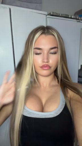 Amateur onlyfan shows off her ass
