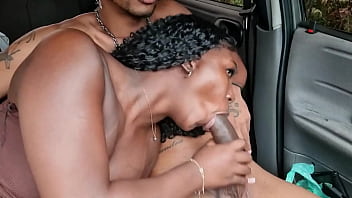 bbc magro pirocudo fudendo no carro a Rabuda Gostosa no pelo