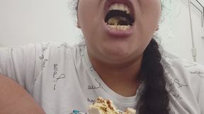 ASMR fetichista: alfajor , boca abierta y lengua.